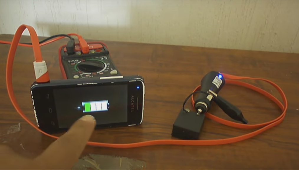 cargando celular con bateria mini