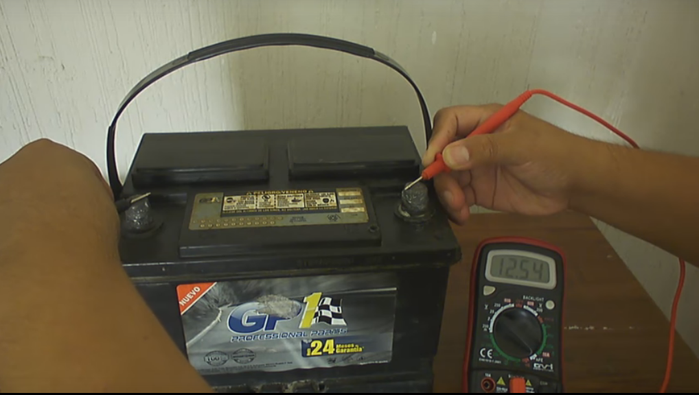 como medir voltaje a una bateria de auto